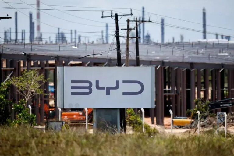 BYD é acusada de contratar chineses irregulares em fábrica na Bahia