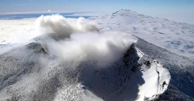 Derretimento da Antártida pode acionar erupções de 100 vulcões ocultos