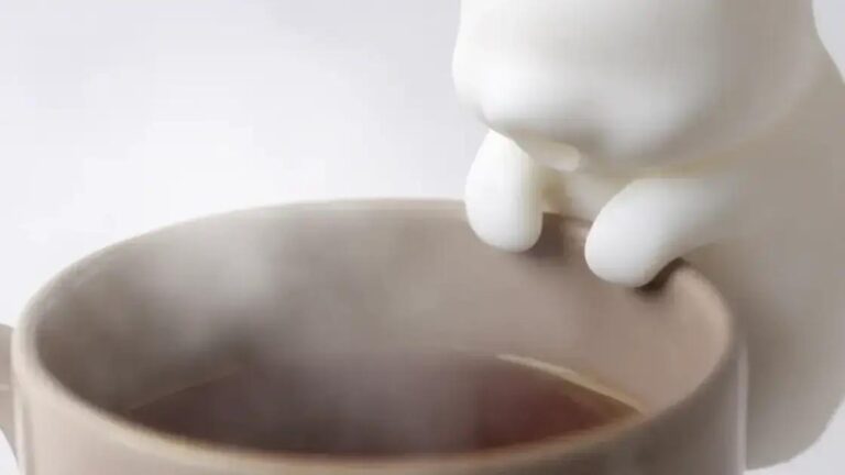 Gato-robô japonês: o gadget que esfria seu café em minutos!