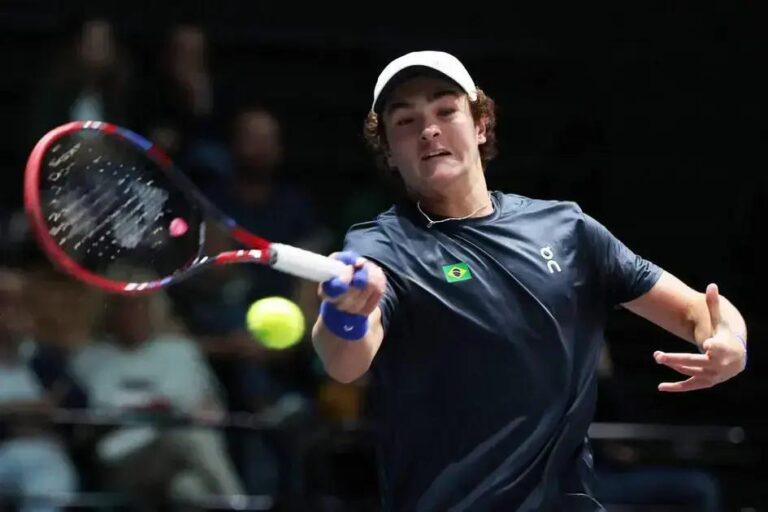 João Fonseca, jovem prodígio do tênis, brilha em torneio em Melbourne
