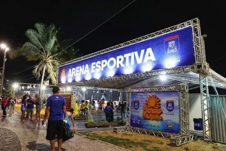 Domingo de festa: Jogo das Estrelas de beach soccer na Praia da Costa
