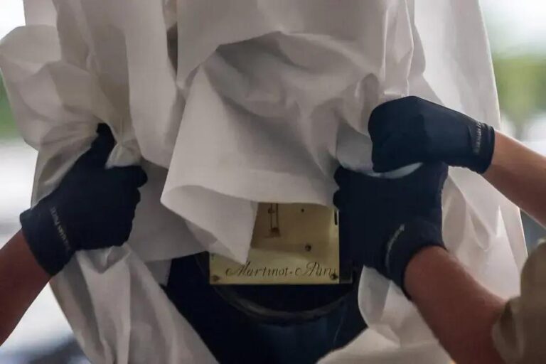 Lula celebra 44 anos do fim da ditadura com o relógio restaurado de Dom João VI