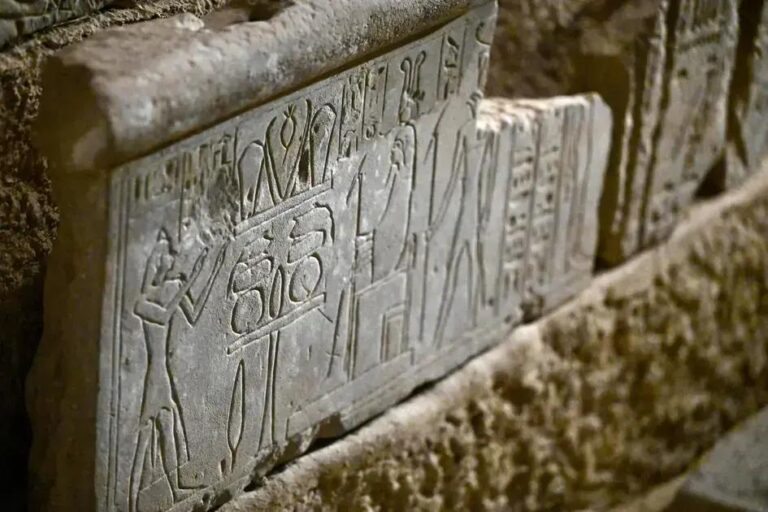 Arqueólogos revelam novos blocos decorados perto do templo da rainha Hatshepsut