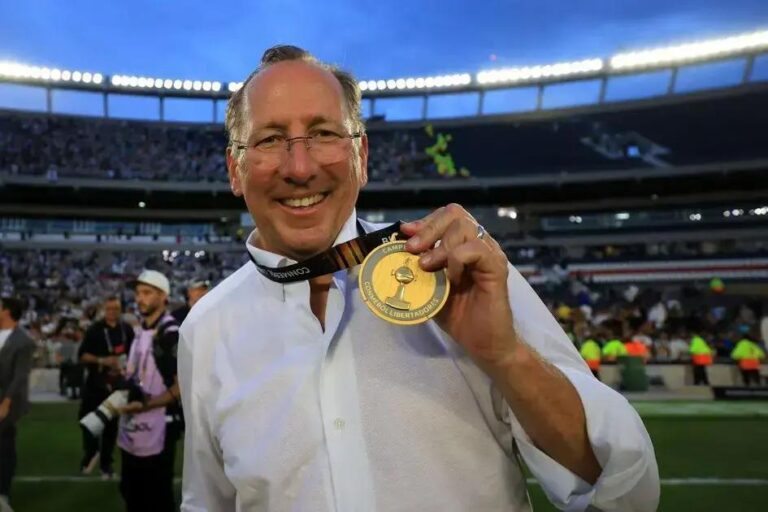 John Textor se aproxima da venda time do Crystal Palace por R$ 1,1 bi